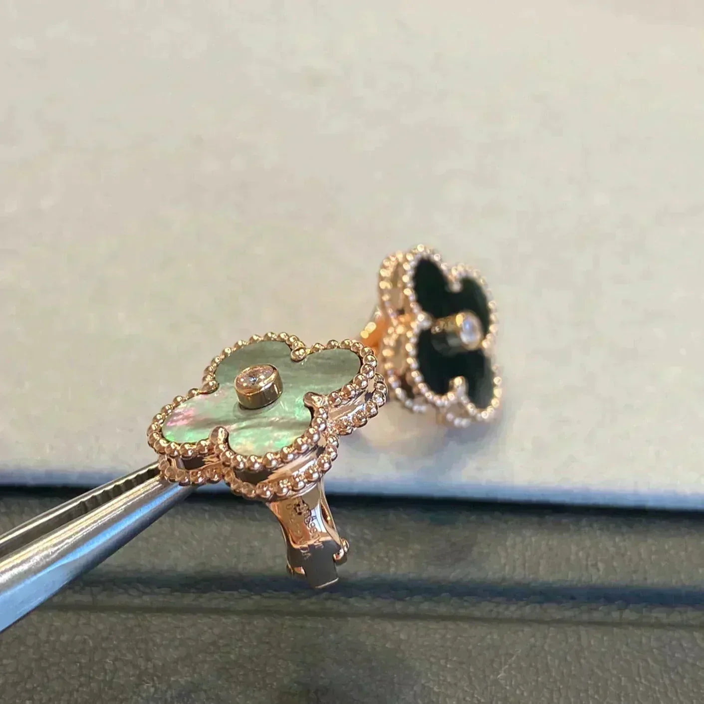 [AuraEcho]CLOVER MEDIUM 1 MOTIFS GRAY MOP  DIAMOND EARRINGS