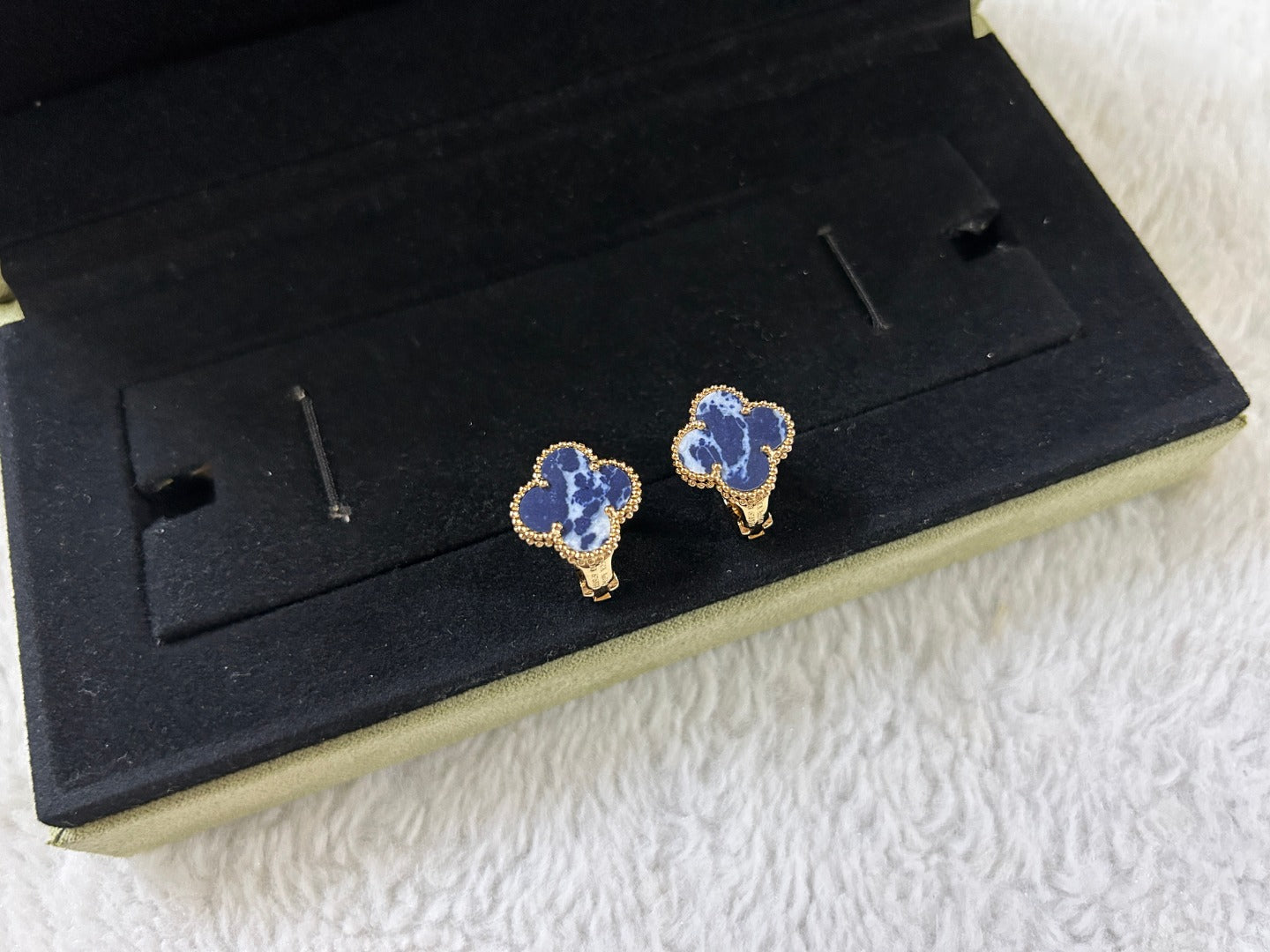 [AuraEcho]CLOVER PIETERSITE MEDIUM STUD EARRINGS
