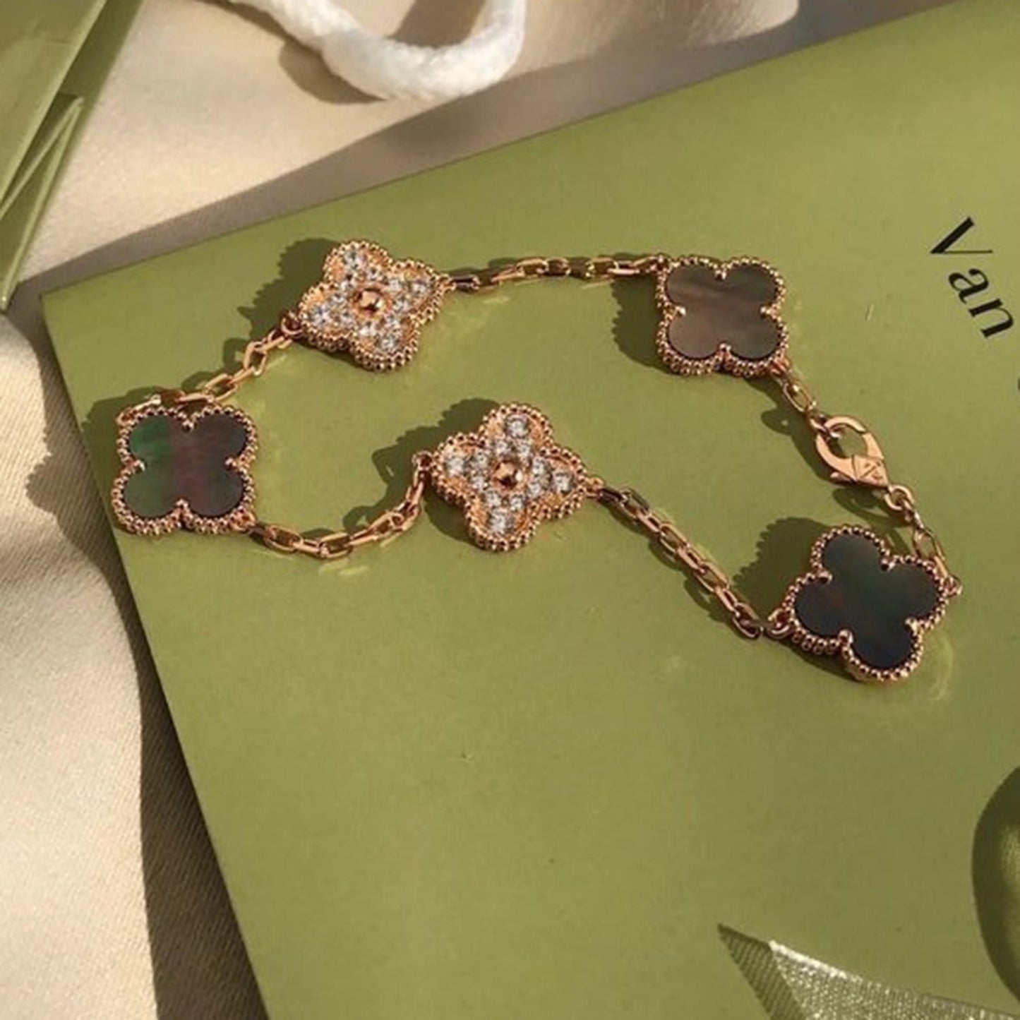 [AuraEcho]CLOVER 5 MOTIF GRAY MOP DIAMOND BRACELET